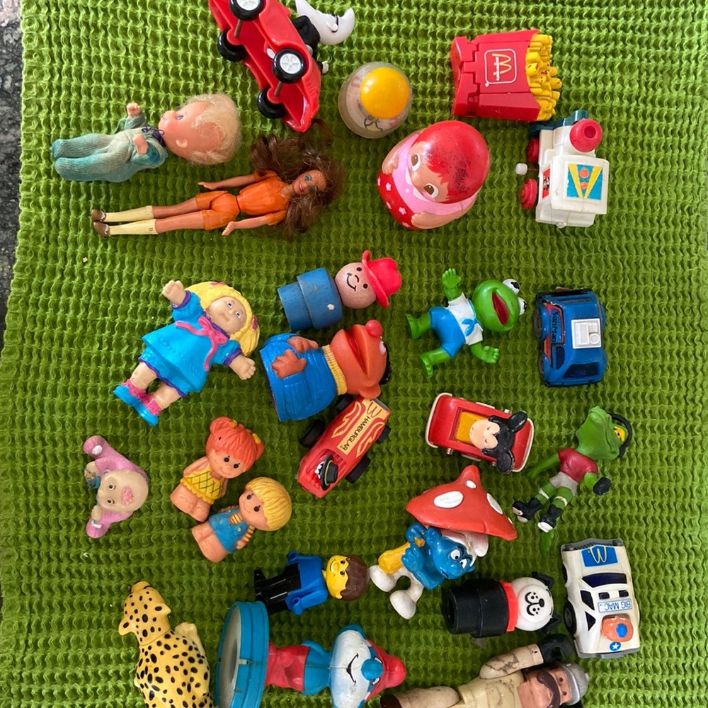 Vintage toys: McDonalds, Cabbage Patch, Smurf, Kermit, Ernie. (25 items)